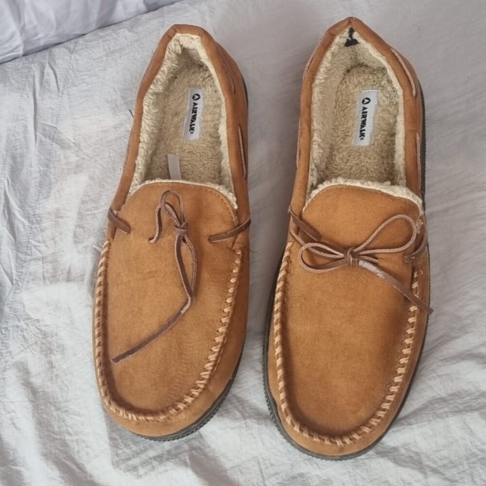 Airwalk Cozy Suede Moccasin Slippers – Warm Fleece Lined – Brown – Comfortable